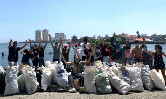 Jóvenes ambientalistas hacen limpieza en la costa de La Habana.