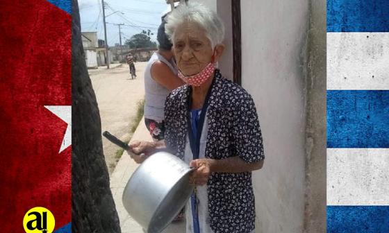 Protestas en Cuba. 11 de julio 2021. Anciana hace sonar su cazuela vacía.