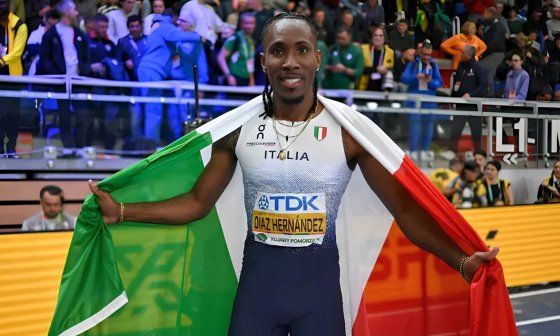 Andy Díaz con la bandera de Italia tras conquistar el oro europeo de triple salto en Birmingham (16 de agosto de 2026).