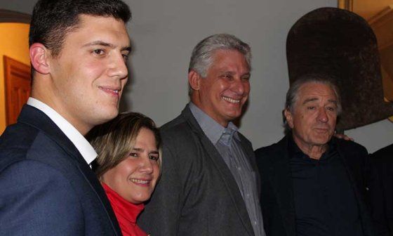 Manuel Anido junto a Lis Cuesta, Díaz-Canel y Robert de Niro.