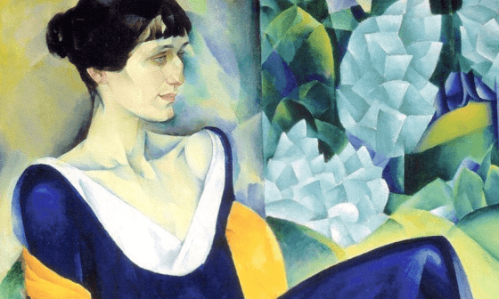 Retrato de Anna Ajmátova: sentada mirando al horizonte entre flores de fondo.