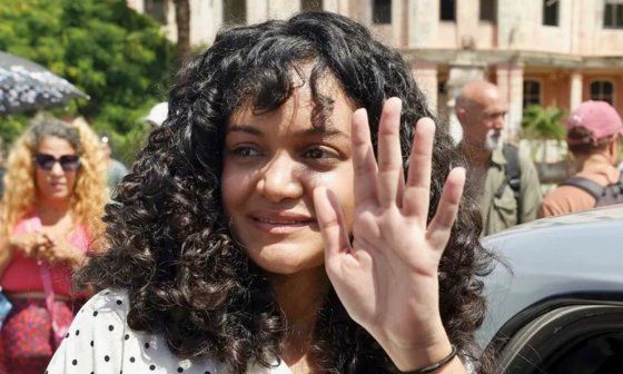 Anna Bensi, al salir del Tribunal Municipal de Habana del Este (1 de octubre de 2026). Foto: EFE.