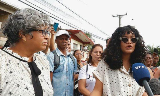 Anna Bensi habla con periodistas a su llegada al Tribunal Municipal de Habana del Este (1 de octubre de 2026). Foto: EFE.