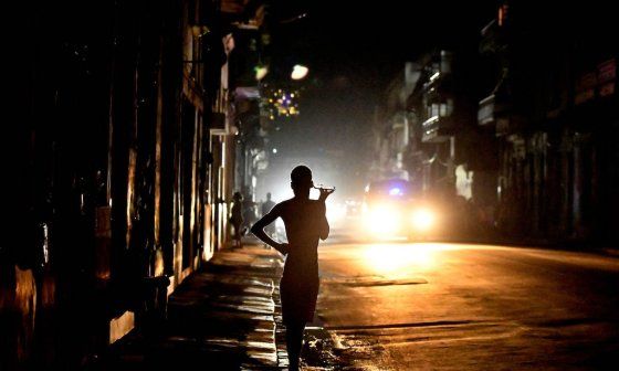 Un joven en la calle durante el apagón en Cuba.