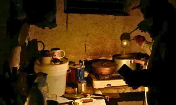 Cubano cocinando en medio de un apagón nocturno. Foto de Reuters.
