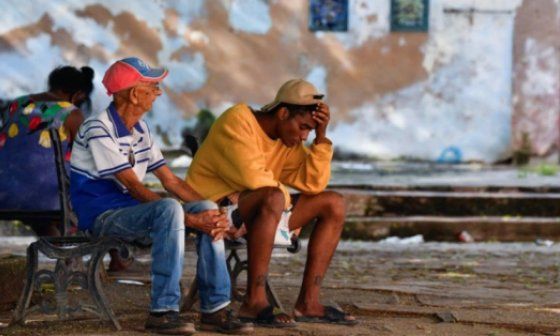 Cubanos sentados en un parque durante un apagón.