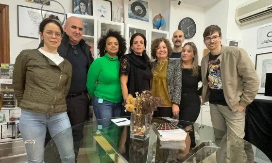 Miembros de Árbol Invertido y Alas Tensas junto a Angélica Garrido, ex presa política cubana.