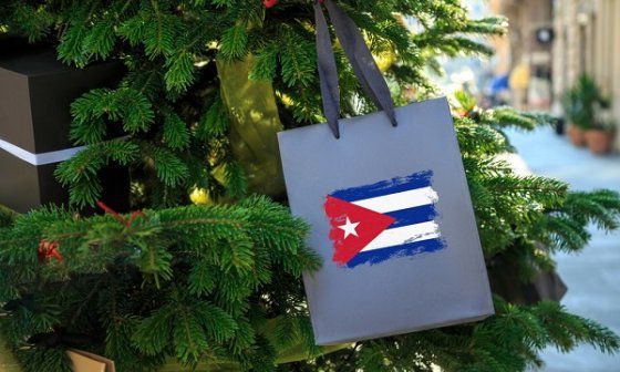 Arbolito de Navidad con la bandera de Cuba.