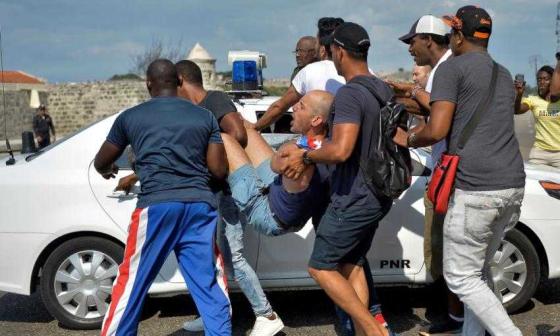 Ariel Ruiz Urquiola, científico y activista, es arrestado por la policía política en La Habana.