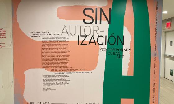 Texto de pared a la entrada de la exposición Sin Autorización: Contemporary Cuban Art