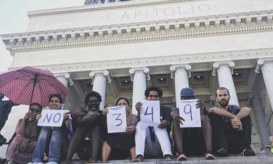 Artistas frente al capitolio de La Habana protestan contra el decreto 349