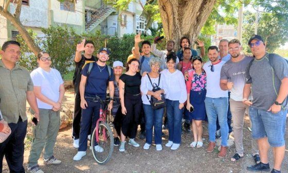 Asamblea solidaria de cubanos reunida en las afueras de una estación policial para brindar apoyo a los detenidos por el régimen a la salidad de los interrogatorios (2026).