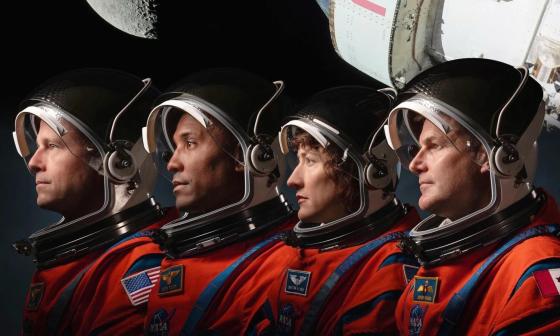 De izquierda a derecha, los astronautas Jeremy Hansen, Victor Glover, Christina Koch y Reid Wiseman.