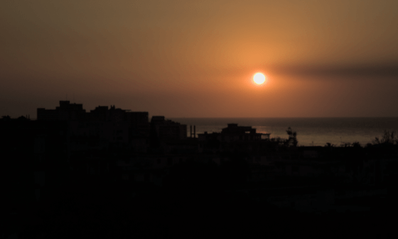 Atardecer sobre el mar mirado desde encima de la ciudad.