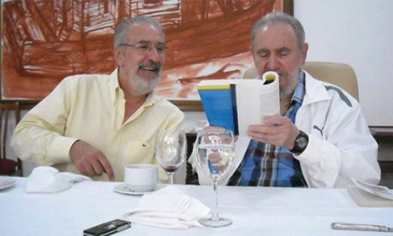 Atilio Borón (izquierda) y Fidel Castro (derecha).