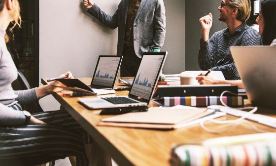 Imagen de ejecutivos analizando el aumento de ingresos. Mesa de trabajo