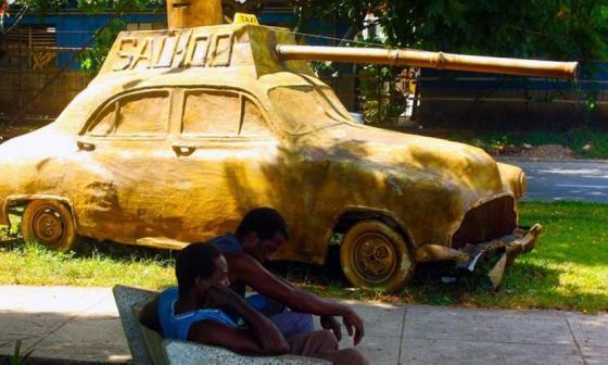 Auto convertido en tanque de guerra