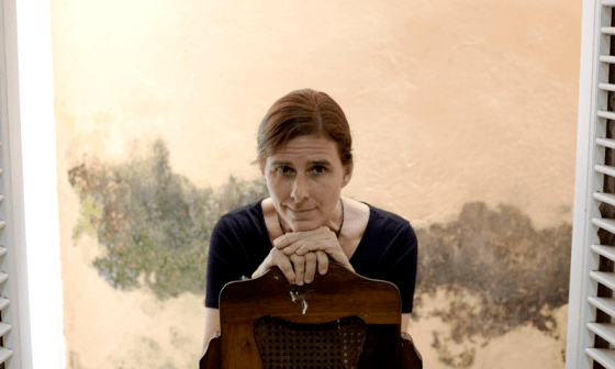 Retrato de Alina Sardiñas sentada en una silla.