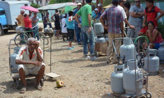 Cola en Cuba para llenar "balitas" de gas.
