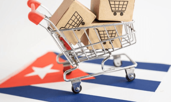 Carrito con compras sobre la bandera cubana.