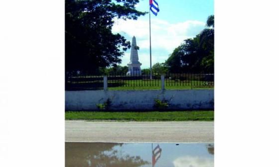 Bandera cubana en Dos Ríos. Foto de Francis Sánchez