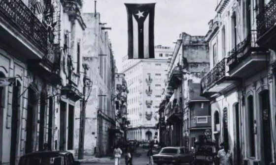 Bandera cubana colgada en medio de una calle habanera.