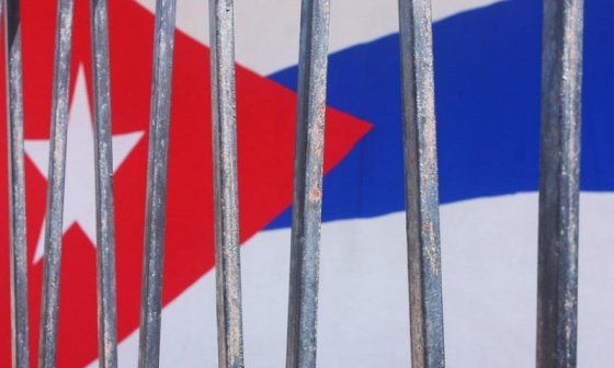 Bandera cubana entre rejas