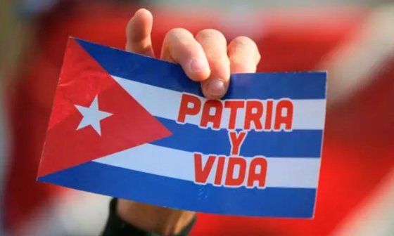 Bandera cubana con el lema "Patria y Vida".
