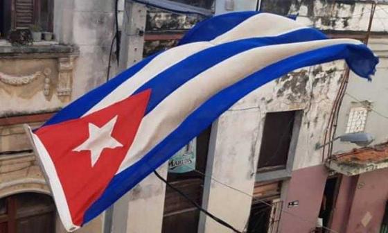 Bandera cubana colgada frente a la sede del Movimiento san Isidro.