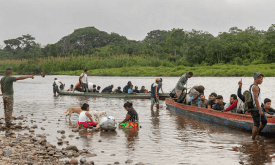 Migrantes cruzando en barcas el Tapón del Darién.