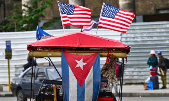 Bicitaxi con banderas de Cuba y Estados Unidos.