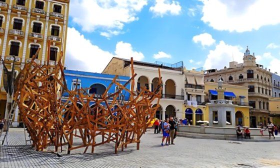 Instalación de la Bienal de La Habana.