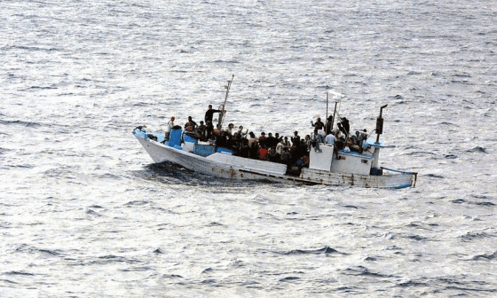 Bote de migrantes cruzando el mar.