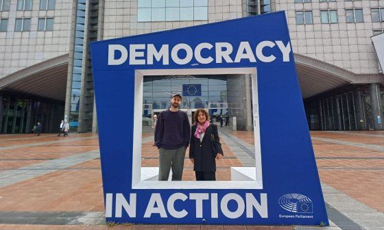 Mario Luis Reyes e Ileana Álvarez en Bruselas, sede del Parlamento Europeo.