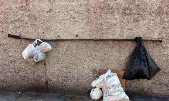 Bultos de basura colgando. Foto: Francis Sánchez