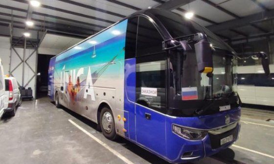 Bus con publicidad cubana en Moscú.