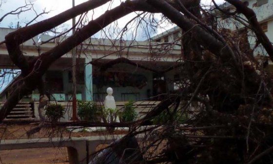 Busto de Martí entre los destrozos de huracán, Cuba. Foto: Heriberto Machado Galiana