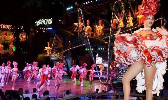 Cabaret Tropicana en La Habana, Cuba. Bailarinas mulatas cubanas