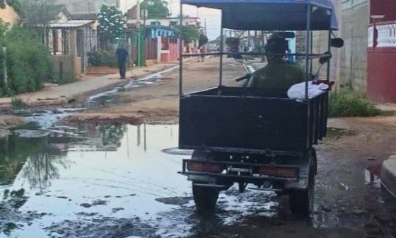 Charcos de aguas residuales en una calle del barrio Carrazana, municipio Morón, en Ciego de Ávila (Cuba).