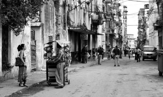 Calle habanera en blanco y negro