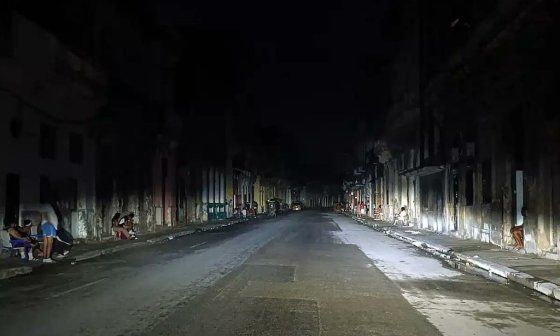 Una calle de La Habana a oscuras.