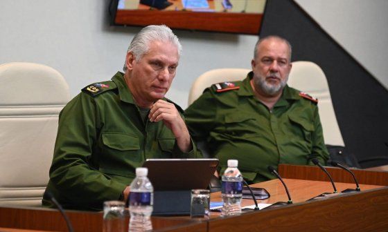 Miguel Díaz-Canel y Manuel Marrero vestidos de militares.