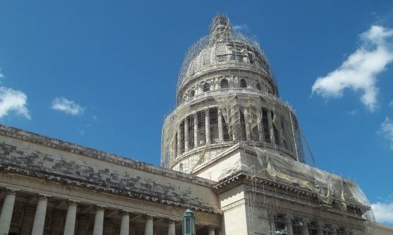 Fotografía del capitolio en La Habana, envuelto en andamios.