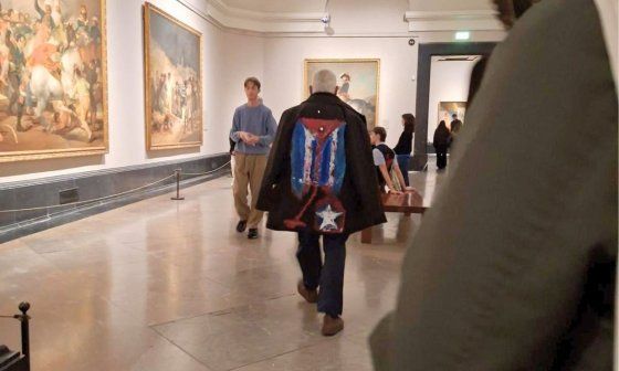 El artista exiliado cubano Rigoberto Carceller en el Museo del Prado (23 de marzo de 2026). Foto de Ana Rosa Díaz Naranjo.