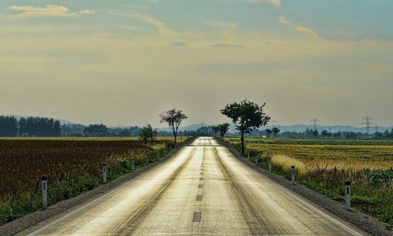 Vista de una carretera con el campo al final.