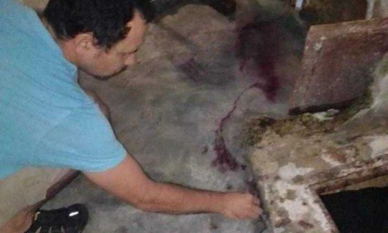 Oscar Casanella comprueba el líquido arrojado hacia la cisterna