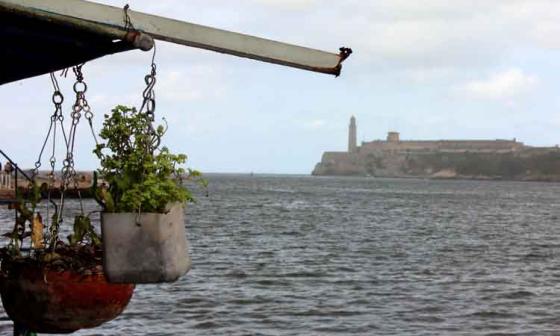 Vista del mar con el morro de La Habana de fondo