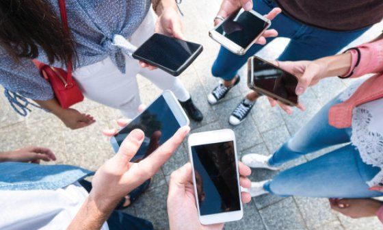 Personas con teléfonos móviles