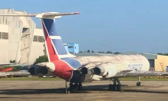 Aeronave desmantelada en el cementerio de aviones de Cubana de Aviación en La Habana.