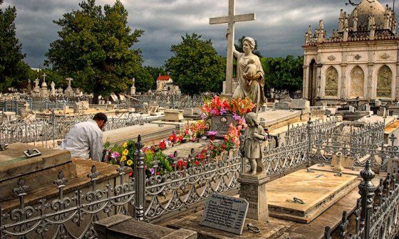 Tumba de La Milagrosa en el Cementerio Colón